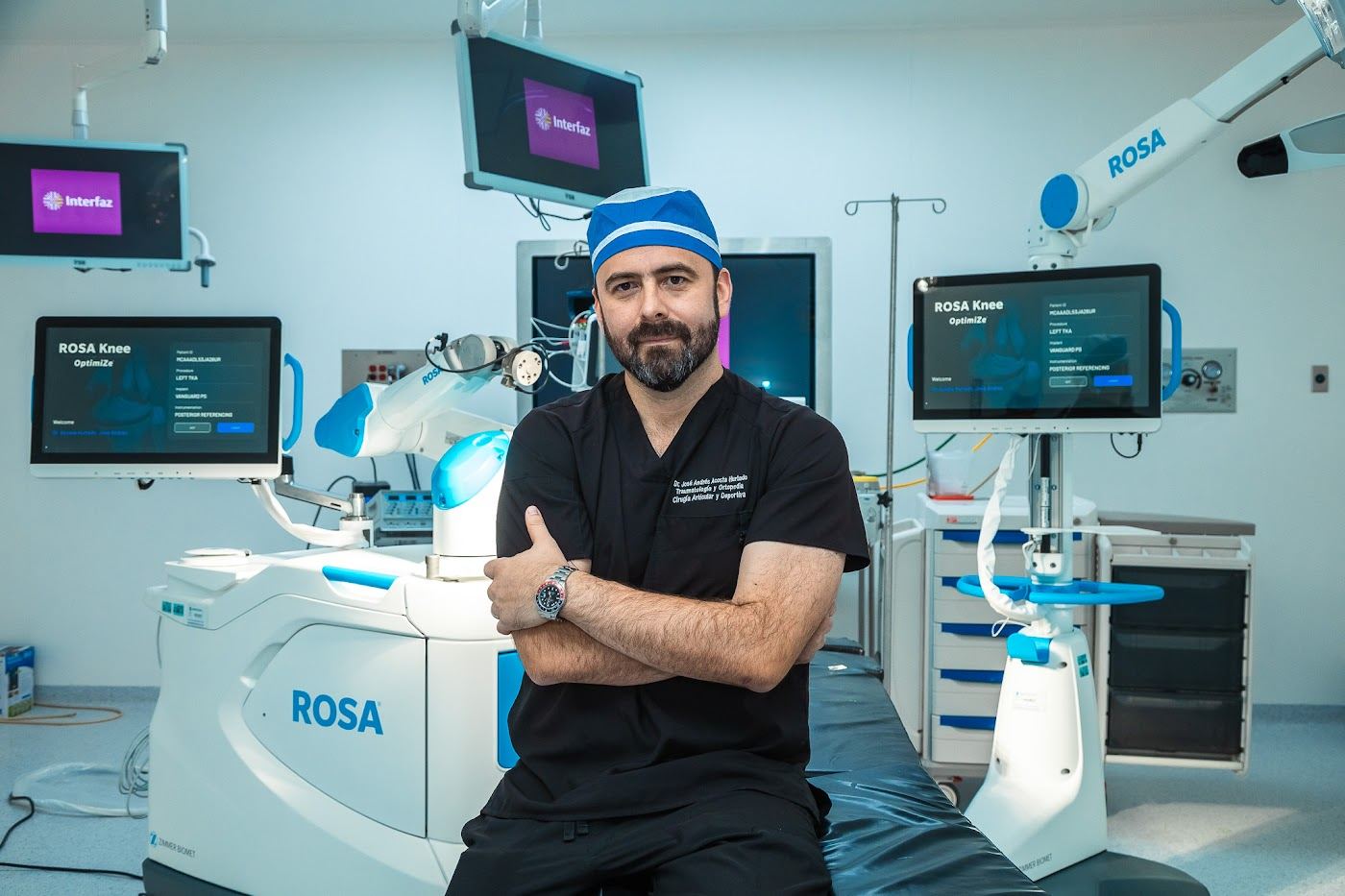 El Dr. Andrés Acosta en el quirófano junto al robot ROSA